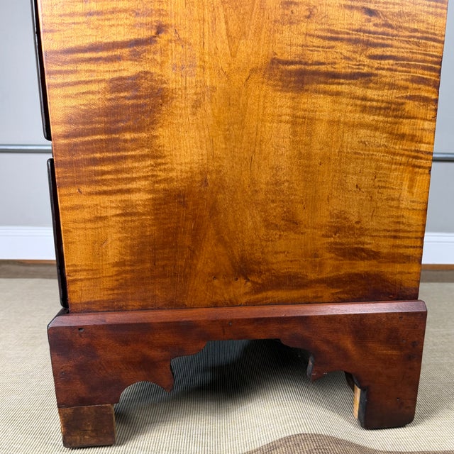 18th Century New England Chippendale Tiger Maple Slant-Front Desk, C. 1760–1780 For Sale In Washington DC - Image 6 of 18
