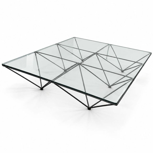 The Alanda coffee table, made in Italy, is an iconic piece from the 1980s. It is now revisited in homage to Paolo Piva,...