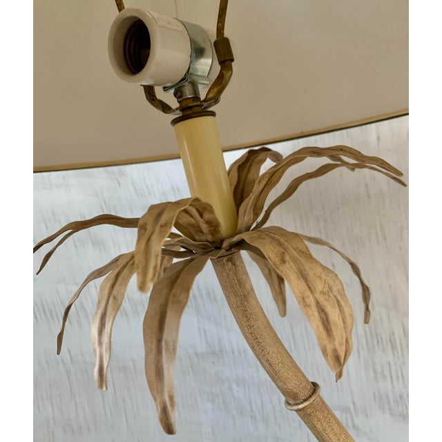 Metal Vintage 1970’s Palm Beach, Hollywood Regency, Safari Bronzed Macaw Parrot Perched in a Tole Painted Tropical Palm Tree Table Lamp With Matching Shade For Sale - Image 7 of 12