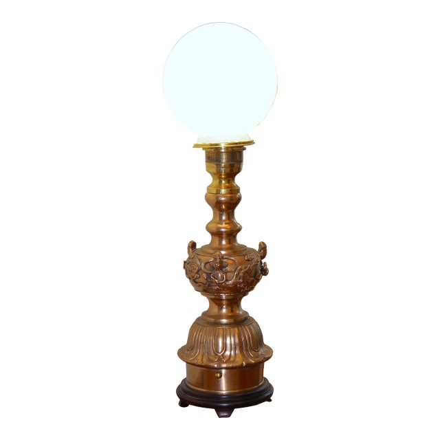 Vintage Asian Figural Brass Table Lamp With Milk Glass Globe Shade – Hollywood Regency Chinoiserie Lighting For Sale