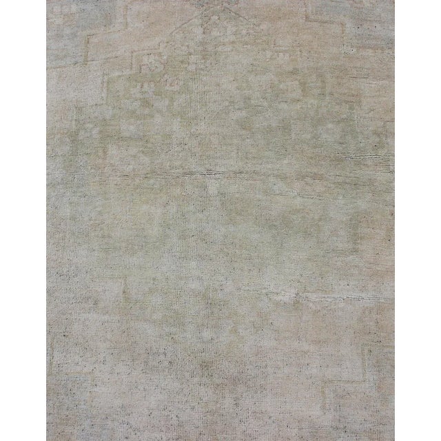 Mid 20th Century Vintage Turkish Oushak Rug With Understated Design and Muted Tones For Sale In Atlanta - Image 6 of 10