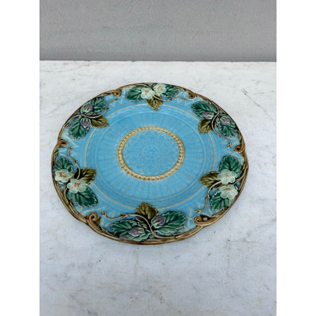 Majolica strawberries plate signed Sarreguemines Majolica, circa 1870.