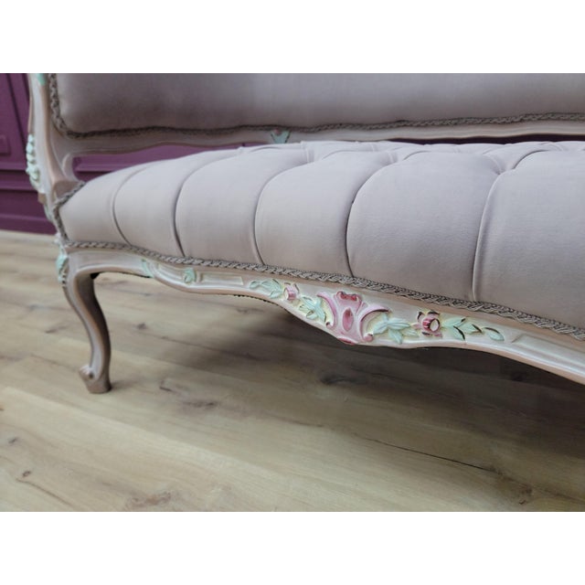 Blush 1960s French Rococo Chaise Lounge – Tufted Settee Bench, Ornate Carved Wood Sofa, Louis XV Style Couch, Romantic Bedroom or Entryway Accent For Sale - Image 8 of 10