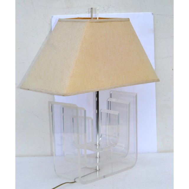 Metal Sculptural Mid-Century Modern Lucite and Chrome Table Lamp With Original Shade For Sale - Image 7 of 11