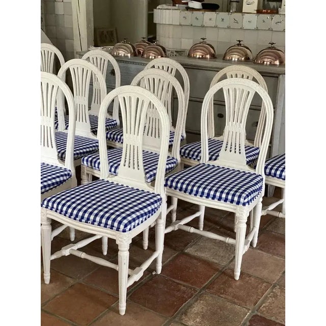 This dozen is great, Gustavian with cross struts and great subtle decorations in the back and on the legs. Girlands and...