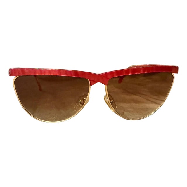 1980s Vintage Red Acetate Oversized Cat-Eyes Sunglasses by Laura Biagiotti For Sale
