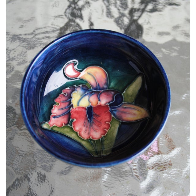 Vintage Moorcroft Cobalt Blue Iris Trinket Dish Bowl - Small For Sale - Image 4 of 4
