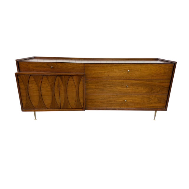 Mid-Century Modern Catseye 4-Piece Walnut Bedroom Set W/Original Legs For Sale In Philadelphia - Image 6 of 12