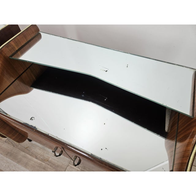 Art Deco Bedside Tables in Walnut Burl with Mirrored Shelves and Brass Handles, 1950, Set of 2 For Sale - Image 9 of 18