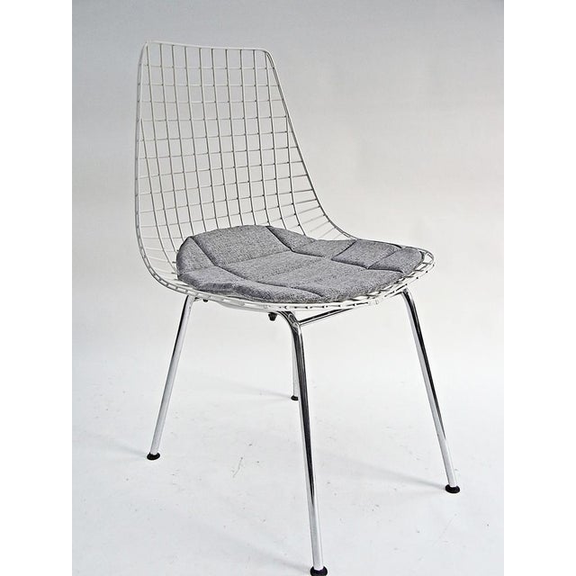 Wire Chairs in Chrome and White Steel Mesh, Set of 4 For Sale - Image 4 of 18