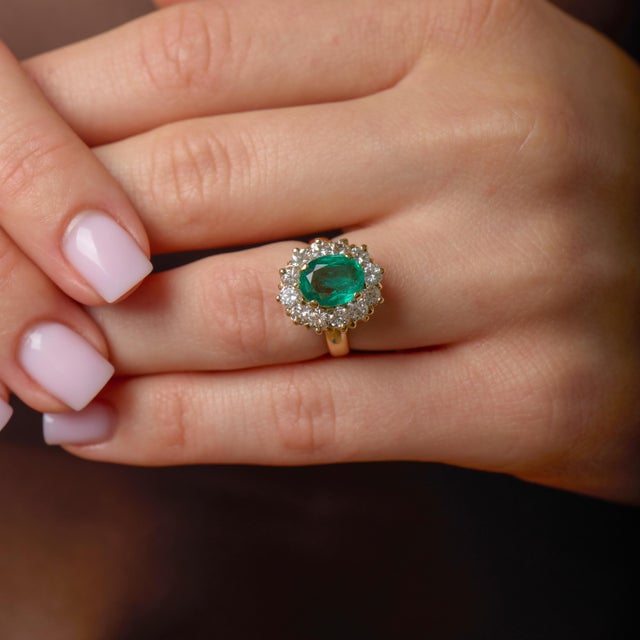 1990s Vintage Oval Cut Emerald Diamond 14k Yellow Gold Engagement Ring, Size 5 For Sale - Image 5 of 6