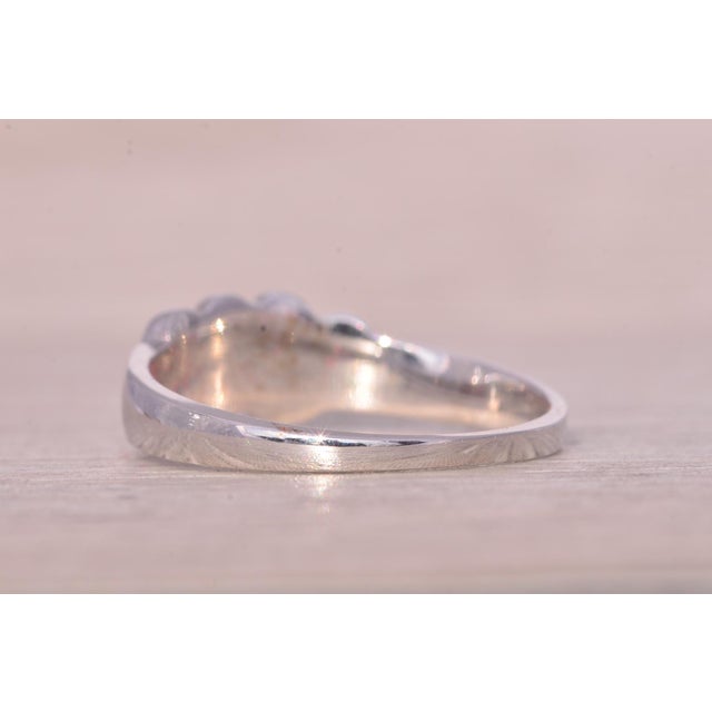 1990s The Oscali: Double Heart Signet Ring in White Gold For Sale - Image 5 of 10