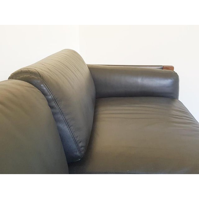 Mod. 920 Modular Sofas in Black Leather and Walnut by Afra & Tobia Scarpa for Cassina, 1967, Set of 2 For Sale - Image 16 of 18