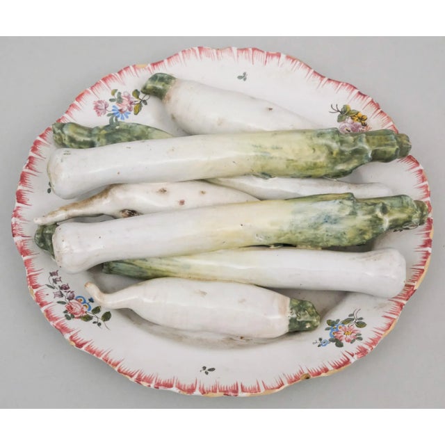 Antique 18th Century French Tin Glaze Faience Delft Tromp l'Oeil Plate With Vegetable Sculpture of Leeks For Sale - Image 4 of 11