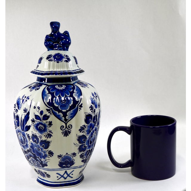 Delft Delft Blue & White Lidded Ginger Jar Urn With Lion Finial From Holland For Sale - Image 4 of 10