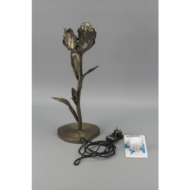 Mid-Century Modern Flower Table Lamp in Metal For Sale - Image 15 of 18