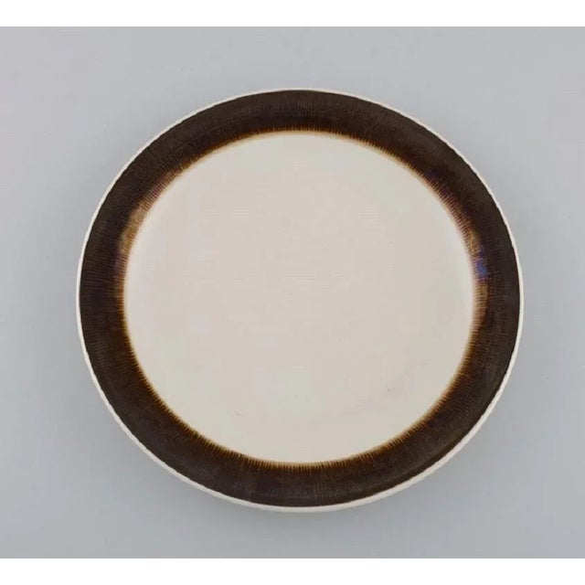 Hertha Bengtson (1917-1993) for Rörstrand. Seven Koka dinner plates in glazed stoneware. 1960s. Diameter: 24.5 cm. In...