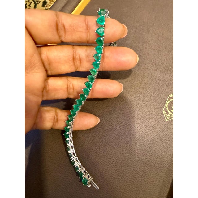 Emerald 30 Ct Natural Heart Shape Emerald Cocktail Tennis Bracelet 14 Kt White Gold 7 For Sale - Image 8 of 18