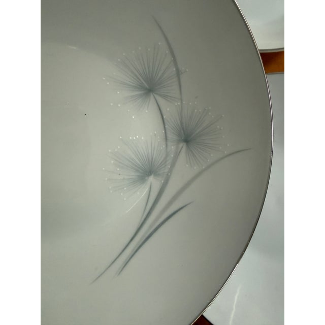 Hutschenreuther China 1950s Set of Eight (8) Hutschenreuther Caribe Soup Bowls 7.75 Inch White Blue Gray Platinum Rim Minimalist Porcelain For Sale - Image 4 of 7
