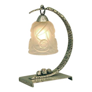 1920s French Art Deco Hammered Wrought Iron Desk or Table Lamp, Nickel-Plated For Sale