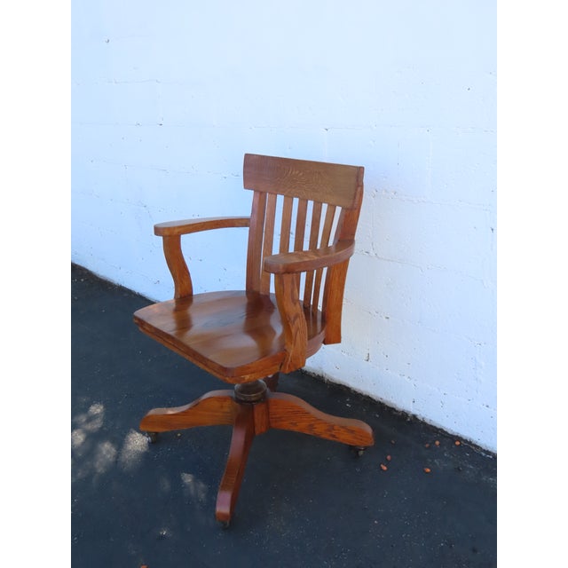 Traditional Early 1900s Tiger Oak Swivel Adjustable Office Desk Side Accent Chair 6663 For Sale - Image 3 of 16