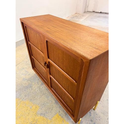 This teak cabinet is a distinctive piece of furniture from Denmark, combining the craftsmanship of mid-century design with...