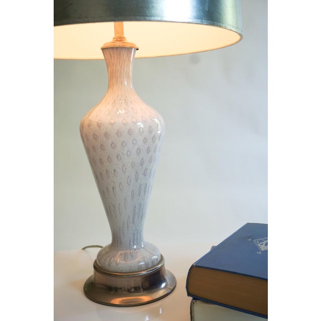 Mid-Century Modern 1960s Vintage Murano Bullicante White/Silver Table Lamp With Silver Drum Shade For Sale - Image 3 of 7