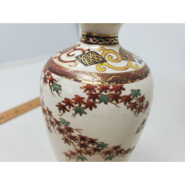 Antique Japanese Satsuma 6" Vase - Late Meiji Era - Geisha - Attendant - Tree - Leaves For Sale - Image 14 of 18