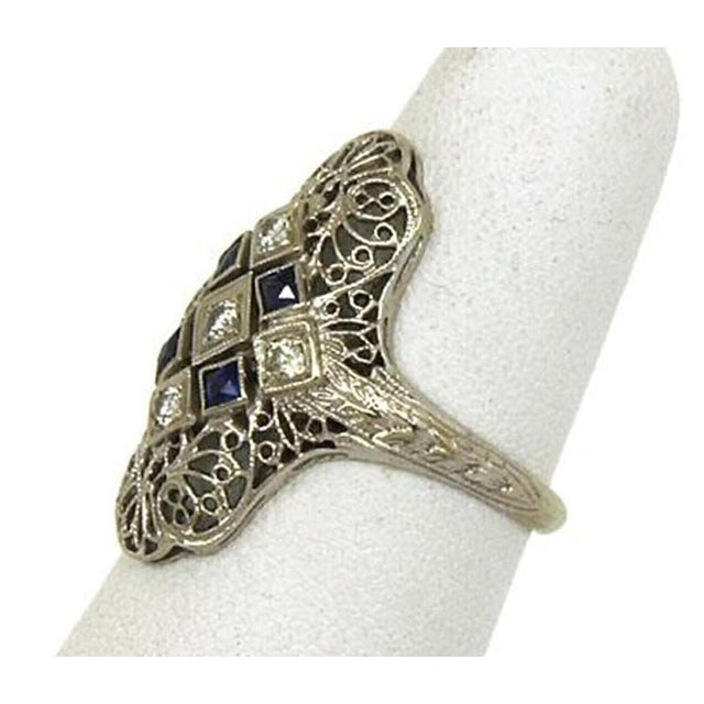 Mid 20th Century Art Deco Diamond & Sapphire 18k White Gold Filigree Ring - Size 6 For Sale - Image 4 of 6