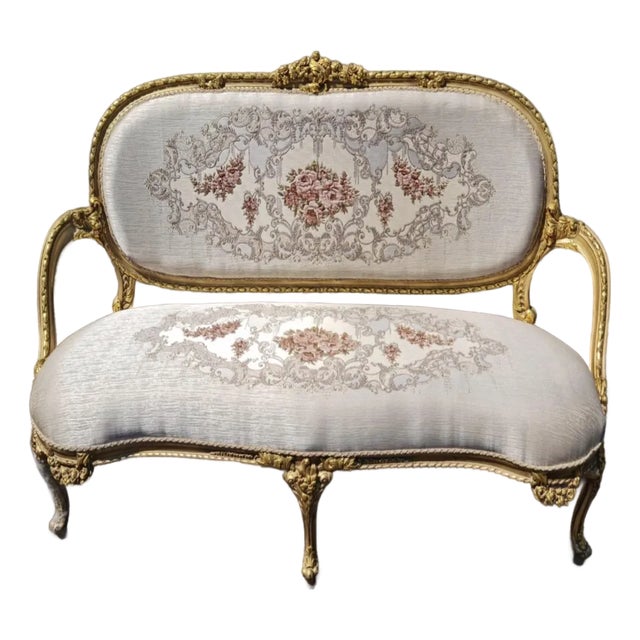 Simple Gold Leaf French-Style Victorian Settee Chair – Elegant Antique-Inspired Sofa For Sale