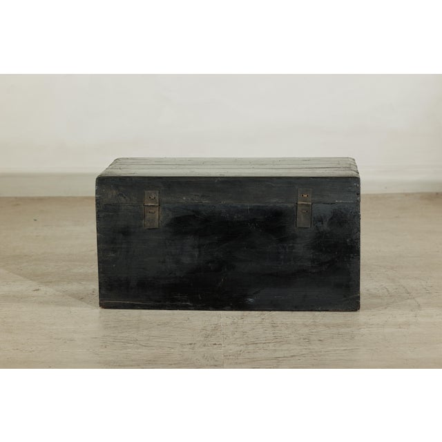 Mid 20th Century Black Chinese Lacquered Blanket Chest with Hand-Painted Figural Scenes For Sale - Image 10 of 18