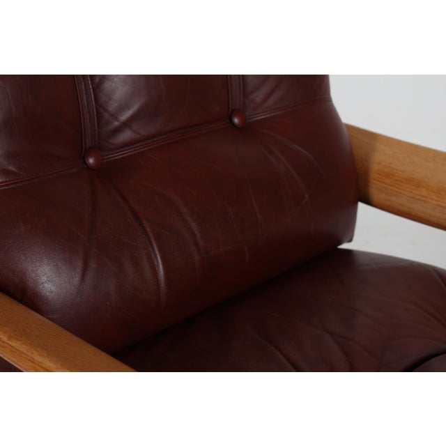 Wood Brutalist Lounge Chairs in Oak and Reddish Brown Leather, 1970s, Set of 2 For Sale - Image 7 of 17