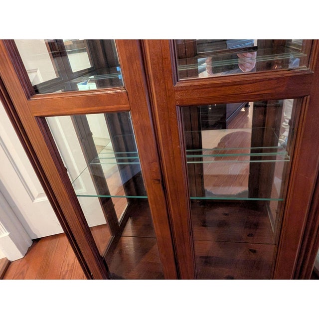 Traditional Mid 20th Century Pulaski Curio Cabinet Double Doors Light For Sale - Image 3 of 18