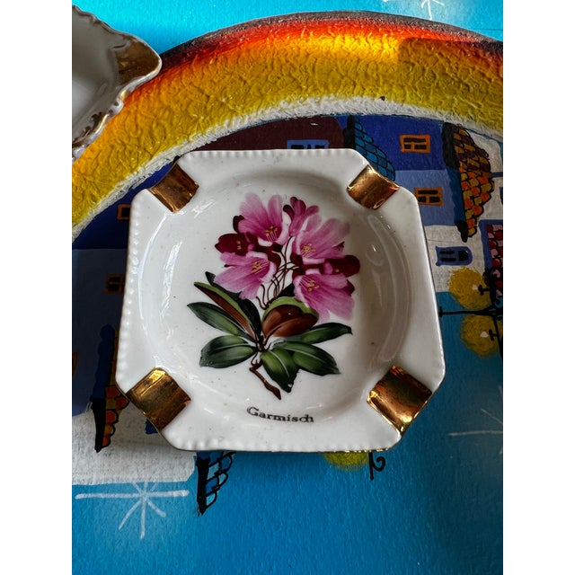 Mid-Century Modern 1970s Pair of Small Ceramic Catchalls With Gold and Floral Accents For Sale - Image 3 of 10
