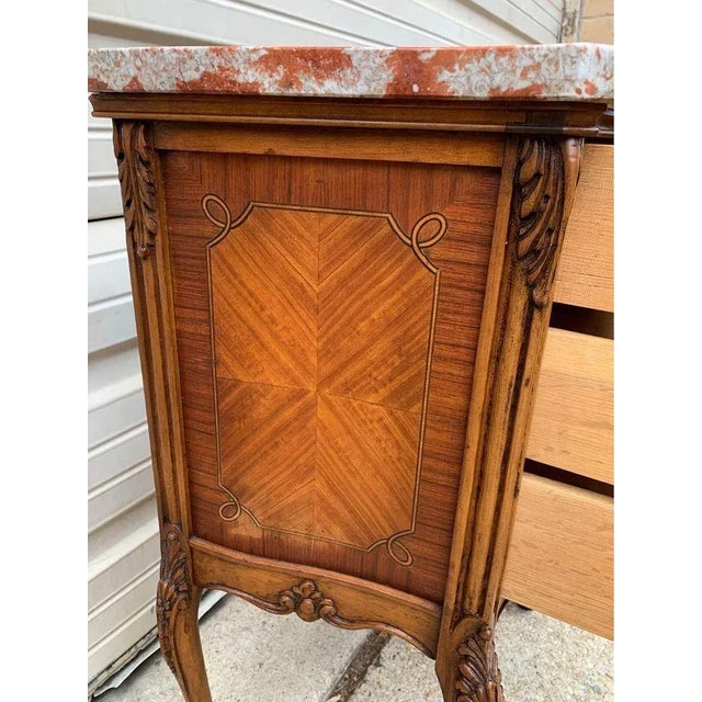 French 1920s Pair of Louis XV Style Marquetry Inlaid Marble Top End Tables For Sale - Image 3 of 12