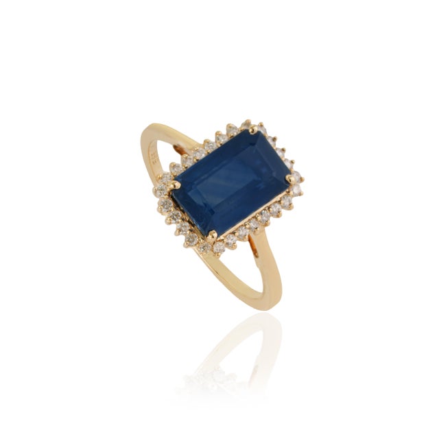 VR Jewels 3.31ct Emerald-Cut Blue Sapphire Diamond Modern Engagement Ring Size 4 in 14k Gold For Sale - Image 4 of 18