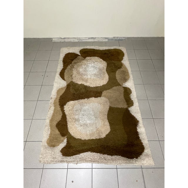 Large rug from the 1970s, made with a high-quality weaving technique by Desso in the Netherlands. Unfortunately, the label...