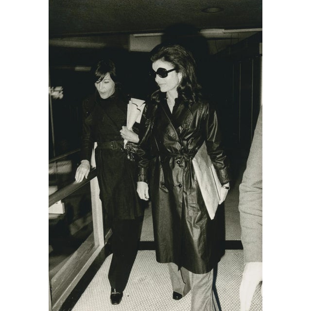 1970s Jackie Onassis Leaves Paris, France, 1970s, Photograph For Sale - Image 5 of 5