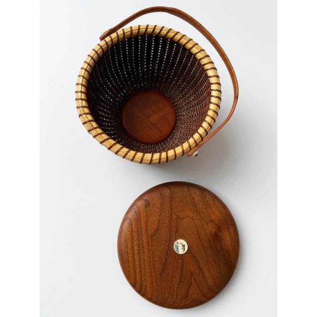 Vintage Signed Nantucket Lightship Basket – Handcrafted With Dolphin Lid, Bone Handle & Geometric Pattern For Sale - Image 11 of 12