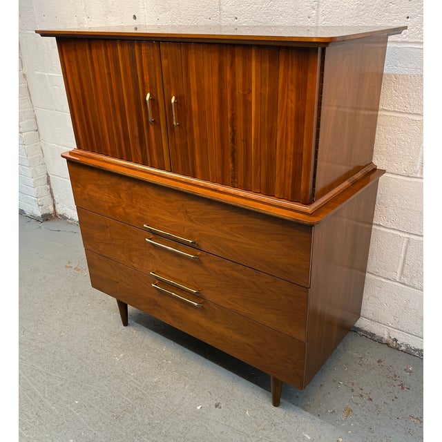 Young Manufacturing Mid-Century Modern Walnut Highboy Dresser by Young Mfg., Attributed For Sale - Image 4 of 17