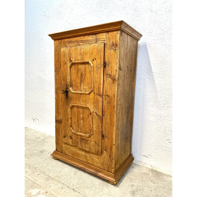 Smaller linen cupboard made of robust solid oak, probably from Bavaria.