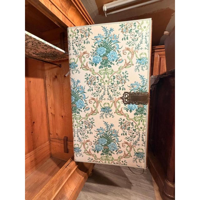 Wave-Fronted Wardrobe in Walnut Veneer from Zurich, 1720 For Sale - Image 4 of 12