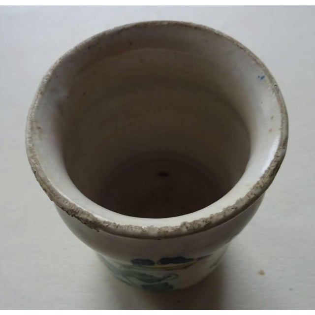 Antique Italian Majolica Albarello – Polychrome Floral Vase With Butterfly Motif, 17th–18th Century. For Sale - Image 6 of 8