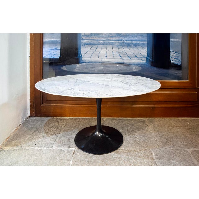 1980s Tulip Oval Coffee Table with Marble Top by Eero Saarinen for Knoll International, 1980s For Sale - Image 5 of 5