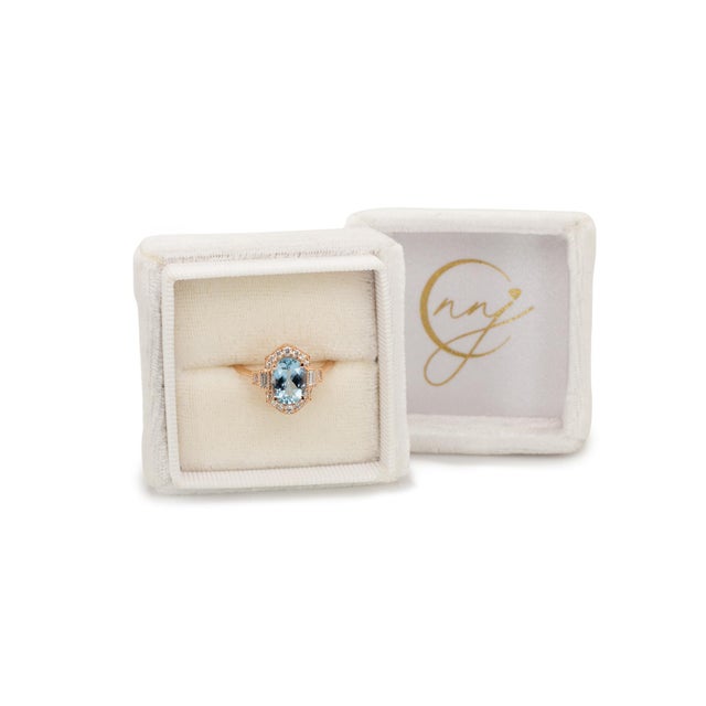 Modern 1.5cts Aquamarine Ring With Natural Diamonds Accents: Solid 14k Gold, Oval 9x7mm For Sale - Image 3 of 10