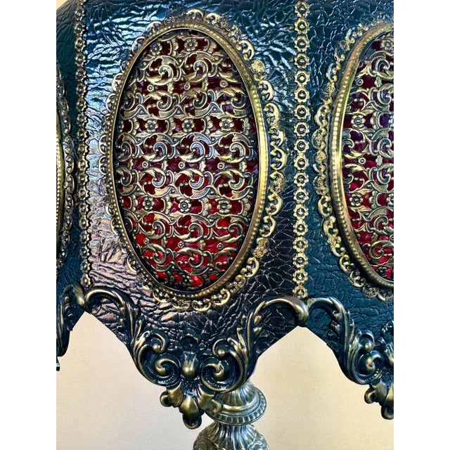 Vintage Loevsky & Loevsky Hollywood Regency Brass Table Lamp – L&l 43” Tall Moroccan Filigree Shade – Metal Casting Co. – Large Ornate Statement Lamp For Sale In Miami - Image 6 of 12