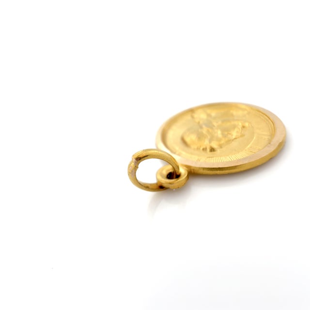 Vintage 1960s Italian 18k “Dio Ti Protegga” (May God Protect You) Medallion, Pendant For Sale In Los Angeles - Image 6 of 8