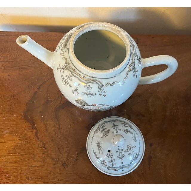 Antique 18th Century Qianlong Chinese Export Porcelain Tea Pot Decorated en Grisaille With Courting Couples For Sale - Image 11 of 13