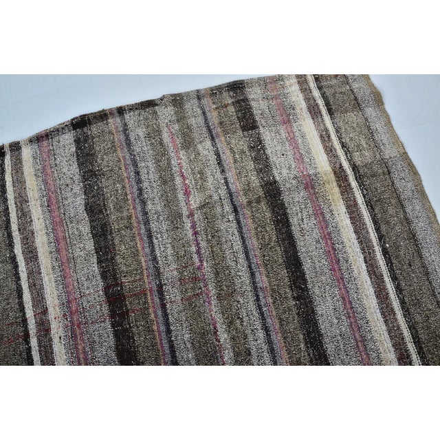 1950s Vintage Handwoven Anatolian Flat-Weave Kilim Rug in Charcoal, Cream For Sale - Image 5 of 10