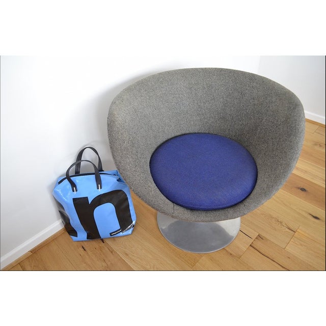 Belgian ball chair by Pierre Guariche for Meurop - Upholstered in a black and white fabric, the seat cushion is dark blue....